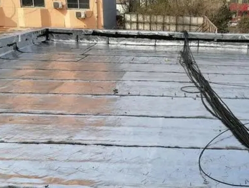 嘉兴卫生间漏水维修公司分享下嘉兴屋面楼顶防水刚性防水层施工要点。